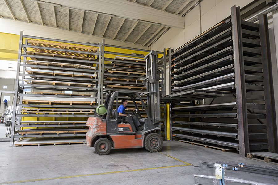 productie en plaatsing van stalen of aluminium ramen en deuren
